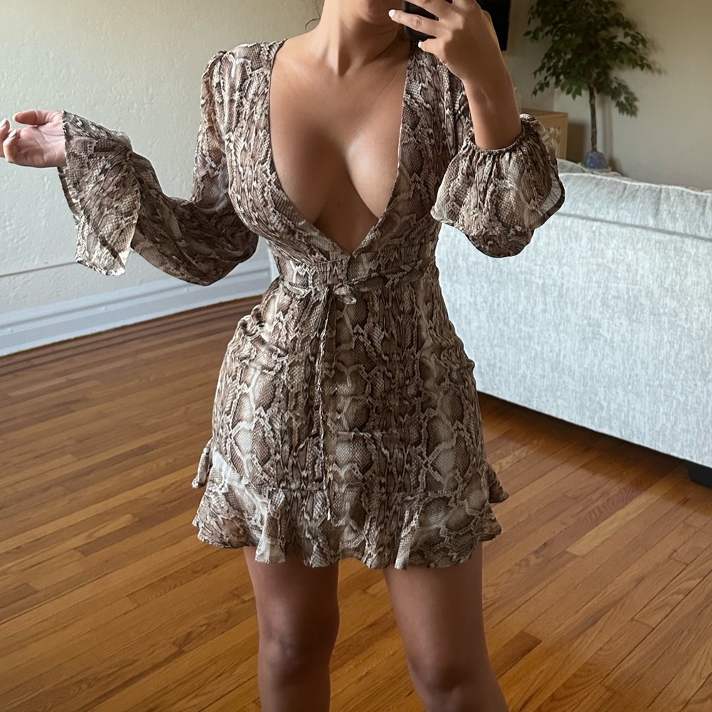 Stunning tan/black snakeskin low cut ruffle mini dress😍